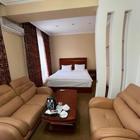 Hotel Luxurious à Taraz Extérieur photo