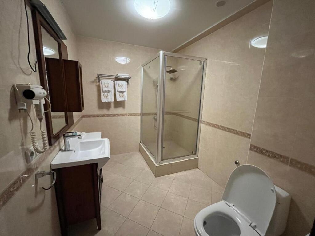 Hotel Luxurious à Taraz Extérieur photo