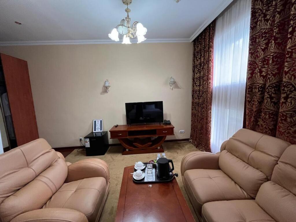 Hotel Luxurious à Taraz Extérieur photo