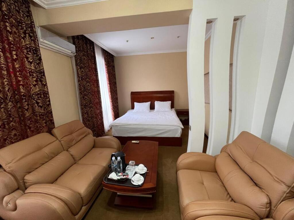 Hotel Luxurious à Taraz Extérieur photo