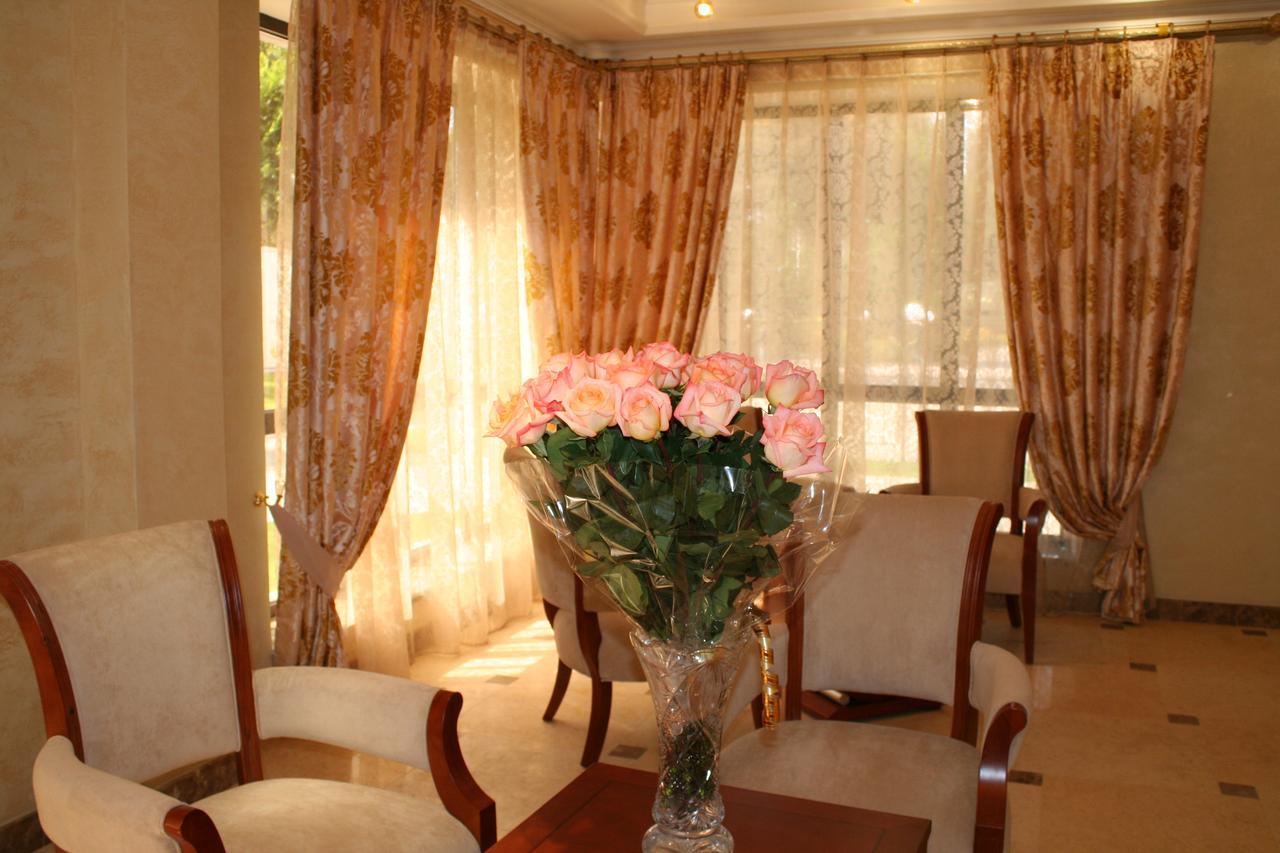 Hotel Luxurious à Taraz Extérieur photo