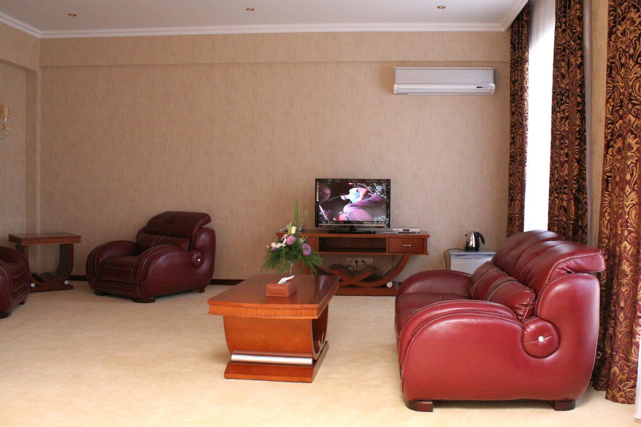 Hotel Luxurious à Taraz Extérieur photo