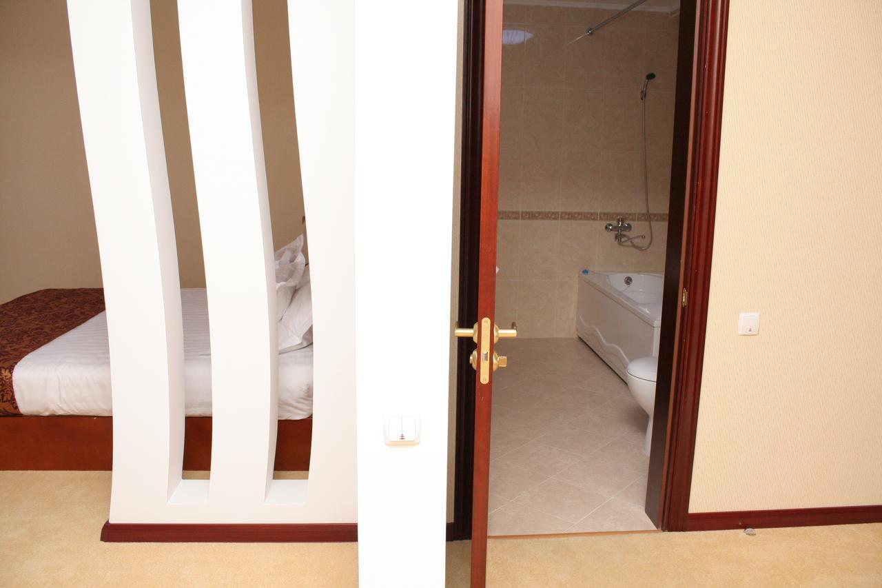 Hotel Luxurious à Taraz Extérieur photo